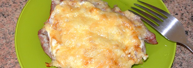 Свиные отбивные с помидорами и сыром