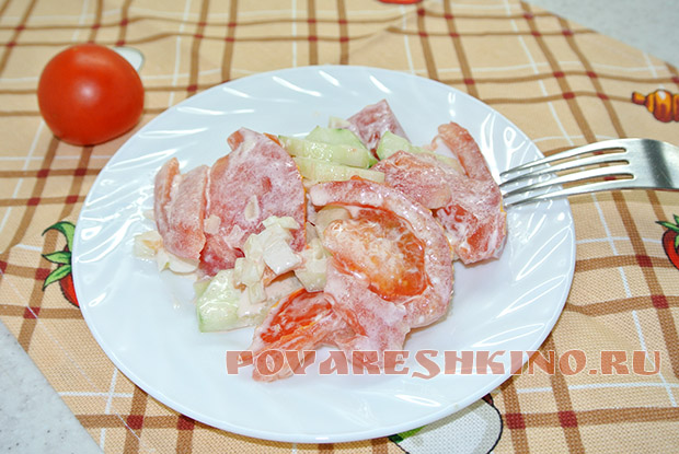 Простой салат из помидоров и огурцов
