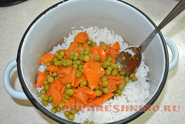 Рис с морковью и горошком