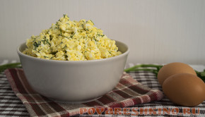 Салат из яиц и плавленых сырков за 5 минут