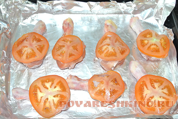 Куриные голени Объедение под чесночным соусом с помидорами и сыром