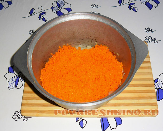 Макароны с килькой в томате и морковным соусом