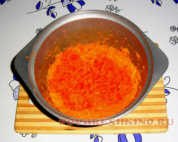 Макароны с килькой в томате и морковным соусом