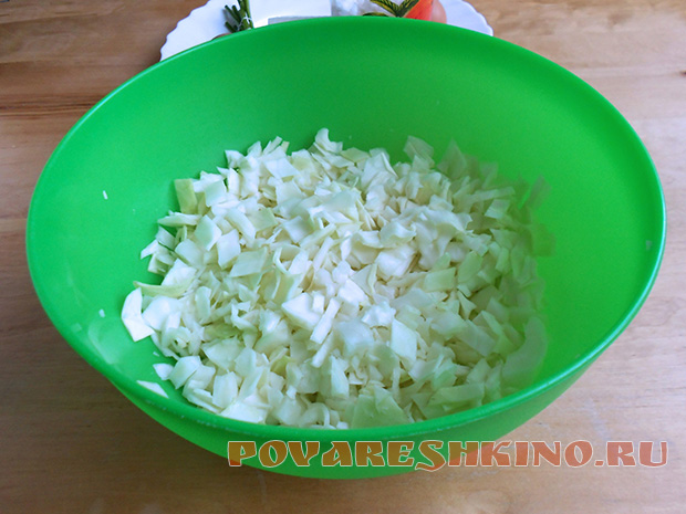 Простой салат из белокочанной капусты